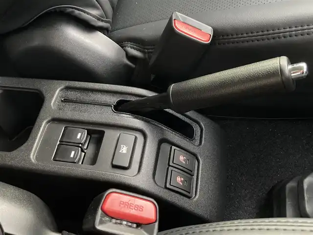 スズキ ジムニー ノマド FC 愛知県 2025(令7)年 0.1万km アークティックホワイトパール ワンオーナー/ディスプレイオーディオ/（Bluetooth、AppleCarPlay、AndroidAuto)/バックカメラ/デジタルインナーミラー/（ドライブレコーダー機能付き）/4WD/アイドリングストップ/横滑り防止装置/レーンキープアシスト/衝突被害軽減システム/追従式クルーズコントロール/シートヒータ/ウィンカーミラー/背面タイヤ/革調シートカバー/プッシュスタート/スマートキー/スペアキー/フロアマット