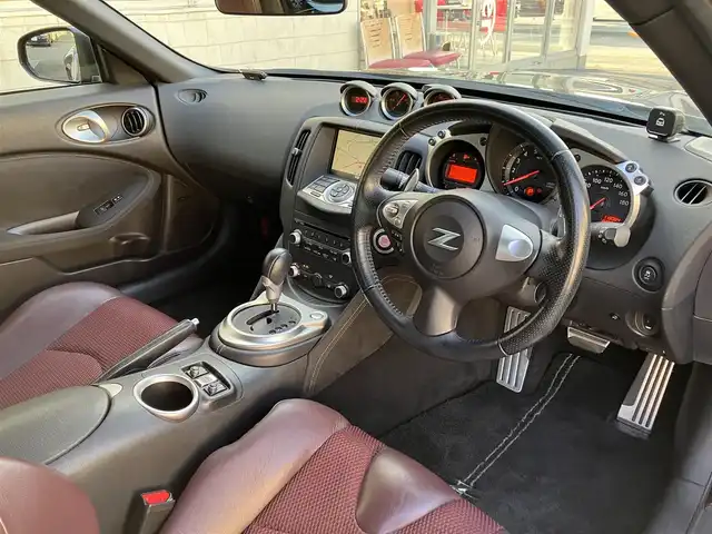 日産 フェアレディ Ｚ ロードスター バージョンST 三重県 2014(平26)年 11.3万km プレミアムディープマルーン ♪ワンオーナー/♪BOSEサウンド/インテリキー×2/プッシュスタート/純正HDDナビ/・DTV・CD録音/・DVD再生/・Bluetoothオーディオ/・バックカメラ/コーナーセンサー/ドライブレコーダー/ハーフレザーシート/D/N席パワーシート/D/N席エアシート/D/N席シートヒーター/純正18インチAW/HIDヘッドライト/リアフォグライト /オートライト/電格ミラー/革巻ステアリング/ステアリングスイッチ/パドルシフト/ビルトインETC/フロアマット