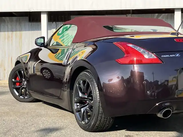 日産 フェアレディ Ｚ ロードスター バージョンST 三重県 2014(平26)年 11.3万km プレミアムディープマルーン ♪ワンオーナー/♪BOSEサウンド/インテリキー×2/プッシュスタート/純正HDDナビ/・DTV・CD録音/・DVD再生/・Bluetoothオーディオ/・バックカメラ/コーナーセンサー/ドライブレコーダー/ハーフレザーシート/D/N席パワーシート/D/N席エアシート/D/N席シートヒーター/純正18インチAW/HIDヘッドライト/リアフォグライト /オートライト/電格ミラー/革巻ステアリング/ステアリングスイッチ/パドルシフト/ビルトインETC/フロアマット