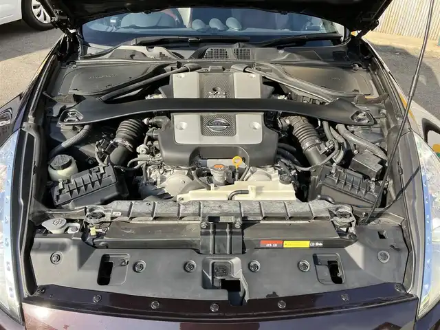 日産 フェアレディ Ｚ ロードスター バージョンST 三重県 2014(平26)年 11.3万km プレミアムディープマルーン ♪ワンオーナー/♪BOSEサウンド/インテリキー×2/プッシュスタート/純正HDDナビ/・DTV・CD録音/・DVD再生/・Bluetoothオーディオ/・バックカメラ/コーナーセンサー/ドライブレコーダー/ハーフレザーシート/D/N席パワーシート/D/N席エアシート/D/N席シートヒーター/純正18インチAW/HIDヘッドライト/リアフォグライト /オートライト/電格ミラー/革巻ステアリング/ステアリングスイッチ/パドルシフト/ビルトインETC/フロアマット