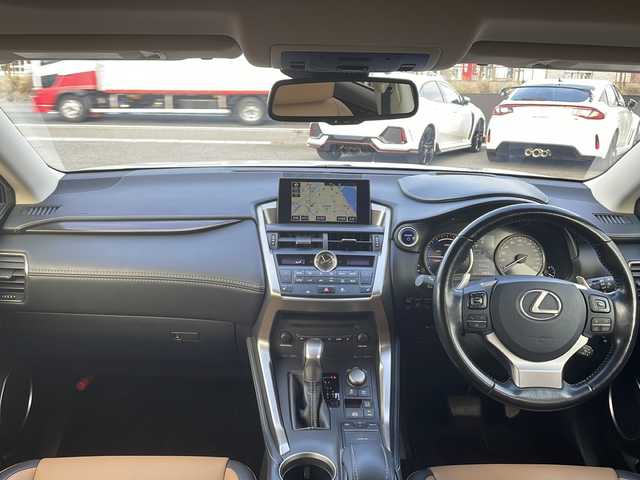 レクサス ＮＸ 300h Iパッケージ 三重県 2016(平28)年 5.4万km ソニッククォーツ メーカーオプション/・クリアランスソナー/バックソナー/・プリクラッシュセーフティシステム/・レーダークルーズコントロール/・レーンディパーチャーアラート/・オートマチックハイビーム/・カラーヘッドアップディスプレイ/・パワーバックドア/・225/60R18インチ純正AW/・ムーンルーフ/純正SDナビ/フルセグTV/【CD/DVD/BD/SD/Bluetooth/USB/AUX】/サイド/バックカメラ/ビルトインETC/パドルシフト/L tex(合皮)シート/D/N席パワーシート/D/N席シートヒーター/ステアリングヒーター/オートライト/角型三眼LEDヘッドランプ/LEDデイライト/LEDフロントフォグランプ/プッシュスタート/スマートキー/スペアキー/カードキー/純正フロアマット