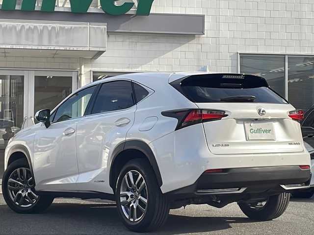 レクサス ＮＸ 300h Iパッケージ 三重県 2016(平28)年 5.4万km ソニッククォーツ メーカーオプション/・クリアランスソナー/バックソナー/・プリクラッシュセーフティシステム/・レーダークルーズコントロール/・レーンディパーチャーアラート/・オートマチックハイビーム/・カラーヘッドアップディスプレイ/・パワーバックドア/・225/60R18インチ純正AW/・ムーンルーフ/純正SDナビ/フルセグTV/【CD/DVD/BD/SD/Bluetooth/USB/AUX】/サイド/バックカメラ/ビルトインETC/パドルシフト/L tex(合皮)シート/D/N席パワーシート/D/N席シートヒーター/ステアリングヒーター/オートライト/角型三眼LEDヘッドランプ/LEDデイライト/LEDフロントフォグランプ/プッシュスタート/スマートキー/スペアキー/カードキー/純正フロアマット