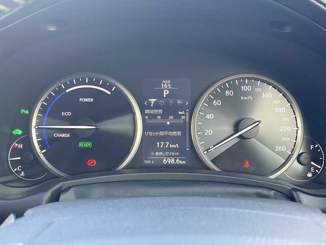 レクサス ＮＸ 300h Iパッケージ 三重県 2016(平28)年 5.4万km ソニッククォーツ メーカーオプション/・クリアランスソナー/バックソナー/・プリクラッシュセーフティシステム/・レーダークルーズコントロール/・レーンディパーチャーアラート/・オートマチックハイビーム/・カラーヘッドアップディスプレイ/・パワーバックドア/・225/60R18インチ純正AW/・ムーンルーフ/純正SDナビ/フルセグTV/【CD/DVD/BD/SD/Bluetooth/USB/AUX】/サイド/バックカメラ/ビルトインETC/パドルシフト/L tex(合皮)シート/D/N席パワーシート/D/N席シートヒーター/ステアリングヒーター/オートライト/角型三眼LEDヘッドランプ/LEDデイライト/LEDフロントフォグランプ/プッシュスタート/スマートキー/スペアキー/カードキー/純正フロアマット