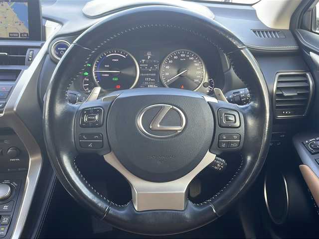 レクサス ＮＸ 300h Iパッケージ 三重県 2016(平28)年 5.4万km ソニッククォーツ メーカーオプション/・クリアランスソナー/バックソナー/・プリクラッシュセーフティシステム/・レーダークルーズコントロール/・レーンディパーチャーアラート/・オートマチックハイビーム/・カラーヘッドアップディスプレイ/・パワーバックドア/・225/60R18インチ純正AW/・ムーンルーフ/純正SDナビ/フルセグTV/【CD/DVD/BD/SD/Bluetooth/USB/AUX】/サイド/バックカメラ/ビルトインETC/パドルシフト/L tex(合皮)シート/D/N席パワーシート/D/N席シートヒーター/ステアリングヒーター/オートライト/角型三眼LEDヘッドランプ/LEDデイライト/LEDフロントフォグランプ/プッシュスタート/スマートキー/スペアキー/カードキー/純正フロアマット