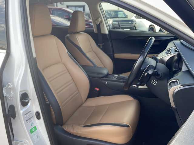 レクサス ＮＸ 300h Iパッケージ 三重県 2016(平28)年 5.4万km ソニッククォーツ メーカーオプション/・クリアランスソナー/バックソナー/・プリクラッシュセーフティシステム/・レーダークルーズコントロール/・レーンディパーチャーアラート/・オートマチックハイビーム/・カラーヘッドアップディスプレイ/・パワーバックドア/・225/60R18インチ純正AW/・ムーンルーフ/純正SDナビ/フルセグTV/【CD/DVD/BD/SD/Bluetooth/USB/AUX】/サイド/バックカメラ/ビルトインETC/パドルシフト/L tex(合皮)シート/D/N席パワーシート/D/N席シートヒーター/ステアリングヒーター/オートライト/角型三眼LEDヘッドランプ/LEDデイライト/LEDフロントフォグランプ/プッシュスタート/スマートキー/スペアキー/カードキー/純正フロアマット