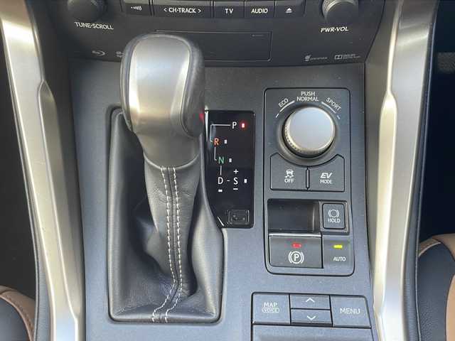 レクサス ＮＸ 300h Iパッケージ 三重県 2016(平28)年 5.4万km ソニッククォーツ メーカーオプション/・クリアランスソナー/バックソナー/・プリクラッシュセーフティシステム/・レーダークルーズコントロール/・レーンディパーチャーアラート/・オートマチックハイビーム/・カラーヘッドアップディスプレイ/・パワーバックドア/・225/60R18インチ純正AW/・ムーンルーフ/純正SDナビ/フルセグTV/【CD/DVD/BD/SD/Bluetooth/USB/AUX】/サイド/バックカメラ/ビルトインETC/パドルシフト/L tex(合皮)シート/D/N席パワーシート/D/N席シートヒーター/ステアリングヒーター/オートライト/角型三眼LEDヘッドランプ/LEDデイライト/LEDフロントフォグランプ/プッシュスタート/スマートキー/スペアキー/カードキー/純正フロアマット