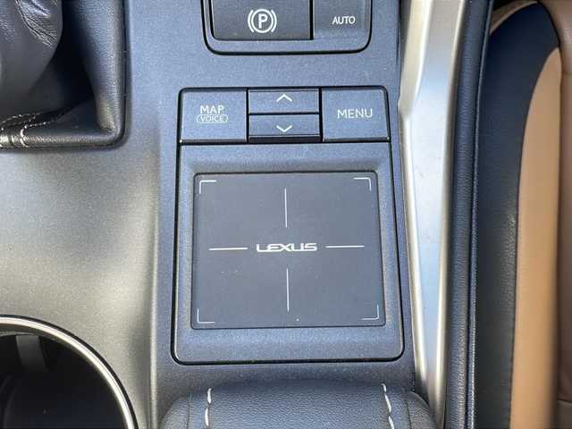 レクサス ＮＸ 300h Iパッケージ 三重県 2016(平28)年 5.4万km ソニッククォーツ メーカーオプション/・クリアランスソナー/バックソナー/・プリクラッシュセーフティシステム/・レーダークルーズコントロール/・レーンディパーチャーアラート/・オートマチックハイビーム/・カラーヘッドアップディスプレイ/・パワーバックドア/・225/60R18インチ純正AW/・ムーンルーフ/純正SDナビ/フルセグTV/【CD/DVD/BD/SD/Bluetooth/USB/AUX】/サイド/バックカメラ/ビルトインETC/パドルシフト/L tex(合皮)シート/D/N席パワーシート/D/N席シートヒーター/ステアリングヒーター/オートライト/角型三眼LEDヘッドランプ/LEDデイライト/LEDフロントフォグランプ/プッシュスタート/スマートキー/スペアキー/カードキー/純正フロアマット