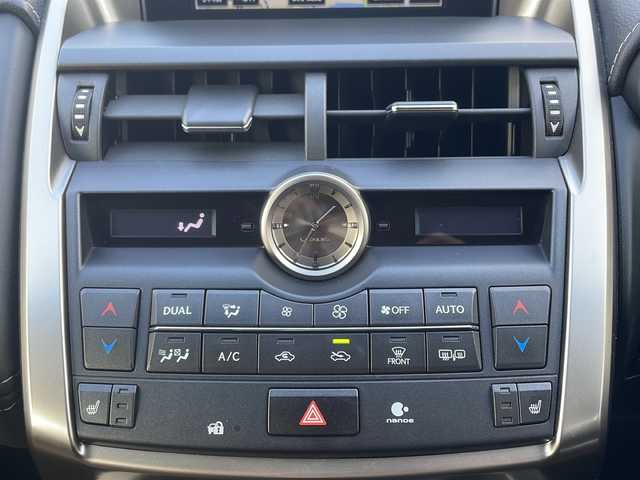 レクサス ＮＸ 300h Iパッケージ 三重県 2016(平28)年 5.4万km ソニッククォーツ メーカーオプション/・クリアランスソナー/バックソナー/・プリクラッシュセーフティシステム/・レーダークルーズコントロール/・レーンディパーチャーアラート/・オートマチックハイビーム/・カラーヘッドアップディスプレイ/・パワーバックドア/・225/60R18インチ純正AW/・ムーンルーフ/純正SDナビ/フルセグTV/【CD/DVD/BD/SD/Bluetooth/USB/AUX】/サイド/バックカメラ/ビルトインETC/パドルシフト/L tex(合皮)シート/D/N席パワーシート/D/N席シートヒーター/ステアリングヒーター/オートライト/角型三眼LEDヘッドランプ/LEDデイライト/LEDフロントフォグランプ/プッシュスタート/スマートキー/スペアキー/カードキー/純正フロアマット