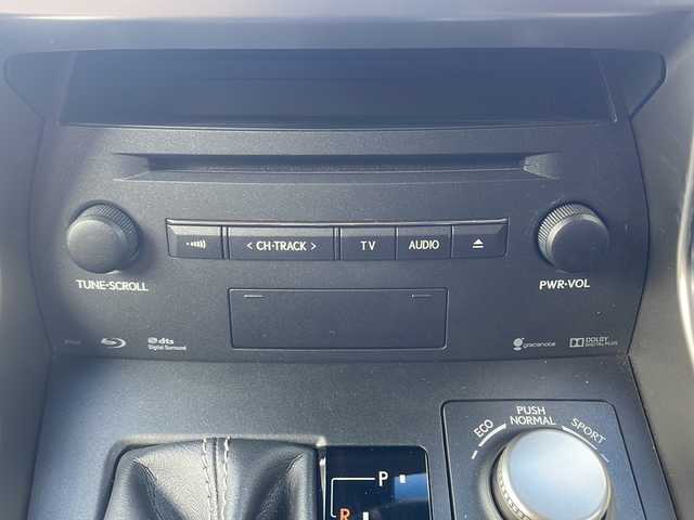 レクサス ＮＸ 300h Iパッケージ 三重県 2016(平28)年 5.4万km ソニッククォーツ メーカーオプション/・クリアランスソナー/バックソナー/・プリクラッシュセーフティシステム/・レーダークルーズコントロール/・レーンディパーチャーアラート/・オートマチックハイビーム/・カラーヘッドアップディスプレイ/・パワーバックドア/・225/60R18インチ純正AW/・ムーンルーフ/純正SDナビ/フルセグTV/【CD/DVD/BD/SD/Bluetooth/USB/AUX】/サイド/バックカメラ/ビルトインETC/パドルシフト/L tex(合皮)シート/D/N席パワーシート/D/N席シートヒーター/ステアリングヒーター/オートライト/角型三眼LEDヘッドランプ/LEDデイライト/LEDフロントフォグランプ/プッシュスタート/スマートキー/スペアキー/カードキー/純正フロアマット