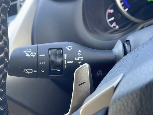 レクサス ＮＸ 300h Iパッケージ 三重県 2016(平28)年 5.4万km ソニッククォーツ メーカーオプション/・クリアランスソナー/バックソナー/・プリクラッシュセーフティシステム/・レーダークルーズコントロール/・レーンディパーチャーアラート/・オートマチックハイビーム/・カラーヘッドアップディスプレイ/・パワーバックドア/・225/60R18インチ純正AW/・ムーンルーフ/純正SDナビ/フルセグTV/【CD/DVD/BD/SD/Bluetooth/USB/AUX】/サイド/バックカメラ/ビルトインETC/パドルシフト/L tex(合皮)シート/D/N席パワーシート/D/N席シートヒーター/ステアリングヒーター/オートライト/角型三眼LEDヘッドランプ/LEDデイライト/LEDフロントフォグランプ/プッシュスタート/スマートキー/スペアキー/カードキー/純正フロアマット