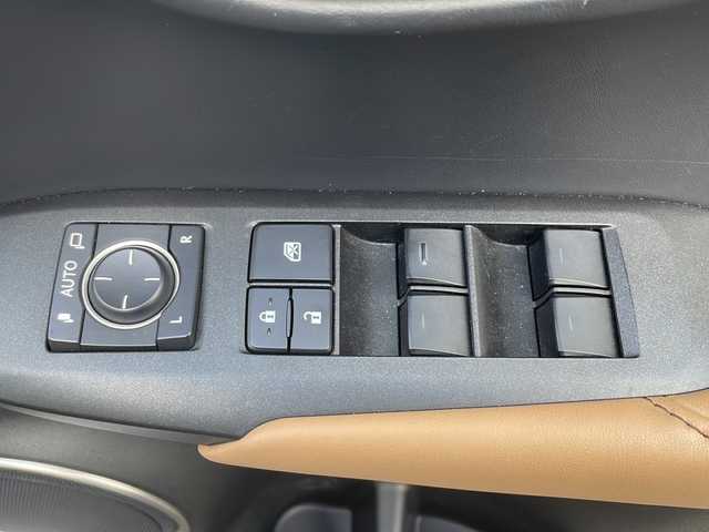 レクサス ＮＸ 300h Iパッケージ 三重県 2016(平28)年 5.4万km ソニッククォーツ メーカーオプション/・クリアランスソナー/バックソナー/・プリクラッシュセーフティシステム/・レーダークルーズコントロール/・レーンディパーチャーアラート/・オートマチックハイビーム/・カラーヘッドアップディスプレイ/・パワーバックドア/・225/60R18インチ純正AW/・ムーンルーフ/純正SDナビ/フルセグTV/【CD/DVD/BD/SD/Bluetooth/USB/AUX】/サイド/バックカメラ/ビルトインETC/パドルシフト/L tex(合皮)シート/D/N席パワーシート/D/N席シートヒーター/ステアリングヒーター/オートライト/角型三眼LEDヘッドランプ/LEDデイライト/LEDフロントフォグランプ/プッシュスタート/スマートキー/スペアキー/カードキー/純正フロアマット