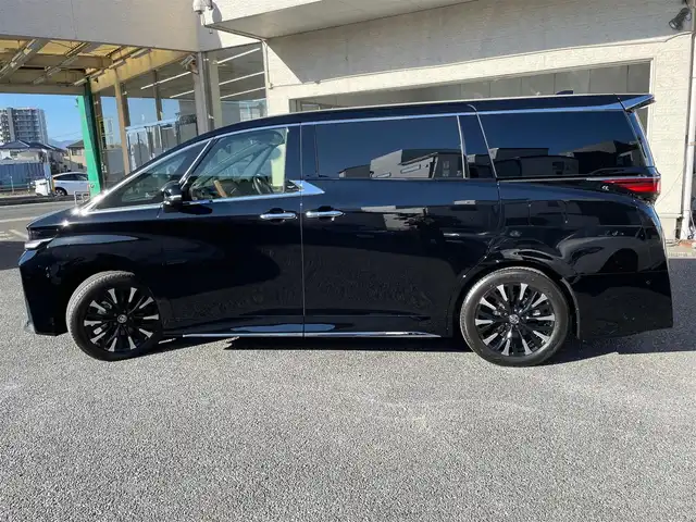 トヨタ ヴェルファイア ハイブリット エグゼクティブ ラウンジ 神奈川県 2024(令6)年 0.1千km ブラック ワンオーナー/左右独立ムーンルーフ/茶革シート/純正メモリーナビ・地デジTV/リヤエンターテイメント/JBLサウンド/全方位カメラ/純正USB/BT/Miracast/ビルトインETC2.0/デジタルインナーミラー/HUD/ユニバーサルステップ/トヨタチームメイト/両側パワースライドドア/パワーバックドア/純正19インチAW/LEDライト/LEDフォグ/トヨタセーフティセンス/レーダークルーズコントロール/PCS/LDA/BSM/CTA/PKSB/RSA/コーナーセンサー/オートハイビーム/AC100V/ワイヤレス充電/前後ドライブレコーダー/プッシュスタート/スマートキー×2/R7年ディーラー整備記録/保証書・ユーザーガイドあり