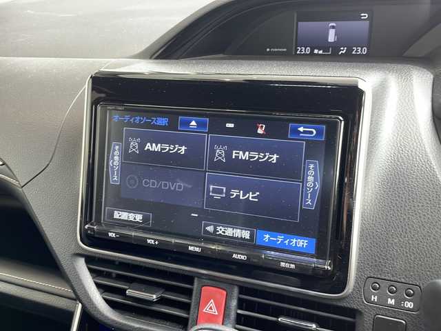 トヨタ エスクァイア Gi 愛知県 2017(平29)年 5.7万km ホワイトパールクリスタルシャイン 衝突軽減システム/純正９型SDナビ/両側パワースライドドア/クルーズコントロール/シートヒーター/フルセグ/CD/DVD/Bluetooth/バックカメラ/純正アルミホイール/LEDヘッドライト/リアオートエアコン/オートマチックハイビーム/ドライブレコーダー/ETC/ステアリングスイッチ/スマートキー/プッシュスタート