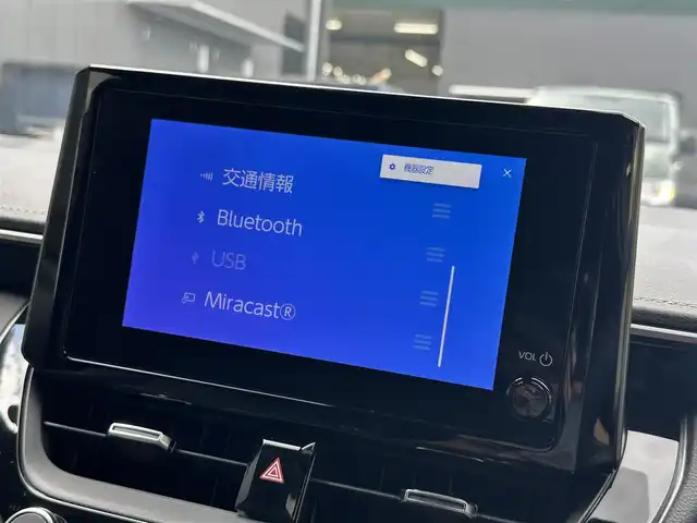 トヨタ カローラ ハイブリット ダブルバイビー 滋賀県 2024(令6)年 1.3万km プラチナホワイトパールマイカ 禁煙車/純正８インチナビ/（Bluetooth・フルセグTV・USB・Miracast)/バックカメラ/トヨタセーフティセンス/-プリクラッシュセーフティ/-レーダークルーズコントロール/-レーントレーシングアシスト/-レーンディパーチャーアラート/-オートマチックハイビーム/-ロードサインアシスト/コーナーセンサー/ビルトインETC2.0/革巻きステアリング/ステアリングスイッチ/ステアリングヒーター/充電用USB端子/電動パーキングスイッチ/LEDヘッドライト/スマートキー/プッシュスタート