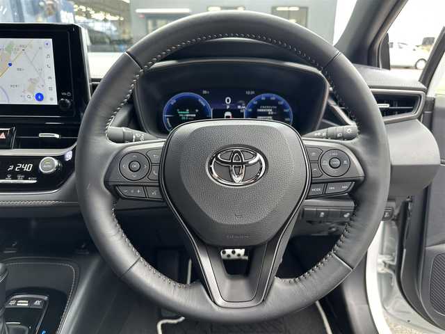 トヨタ カローラ ハイブリット ダブルバイビー 滋賀県 2024(令6)年 1.3万km プラチナホワイトパールマイカ 禁煙車/純正８インチナビ/（Bluetooth・フルセグTV・USB・Miracast)/バックカメラ/トヨタセーフティセンス/-プリクラッシュセーフティ/-レーダークルーズコントロール/-レーントレーシングアシスト/-レーンディパーチャーアラート/-オートマチックハイビーム/-ロードサインアシスト/コーナーセンサー/ビルトインETC2.0/革巻きステアリング/ステアリングスイッチ/ステアリングヒーター/充電用USB端子/電動パーキングスイッチ/LEDヘッドライト/スマートキー/プッシュスタート