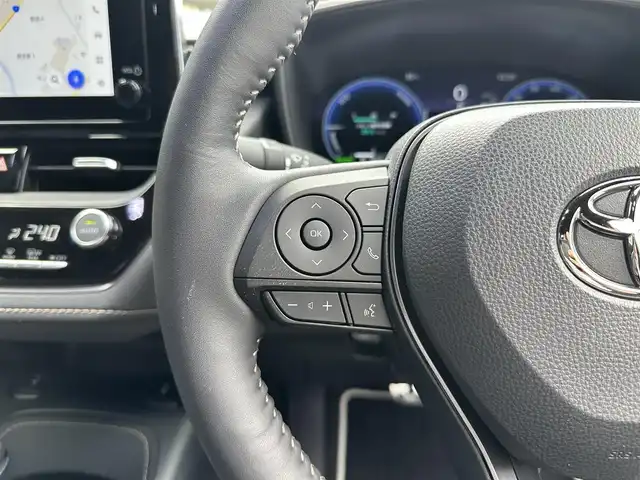 トヨタ カローラ ハイブリット ダブルバイビー 滋賀県 2024(令6)年 1.3万km プラチナホワイトパールマイカ 禁煙車/純正８インチナビ/（Bluetooth・フルセグTV・USB・Miracast)/バックカメラ/トヨタセーフティセンス/-プリクラッシュセーフティ/-レーダークルーズコントロール/-レーントレーシングアシスト/-レーンディパーチャーアラート/-オートマチックハイビーム/-ロードサインアシスト/コーナーセンサー/ビルトインETC2.0/革巻きステアリング/ステアリングスイッチ/ステアリングヒーター/充電用USB端子/電動パーキングスイッチ/LEDヘッドライト/スマートキー/プッシュスタート