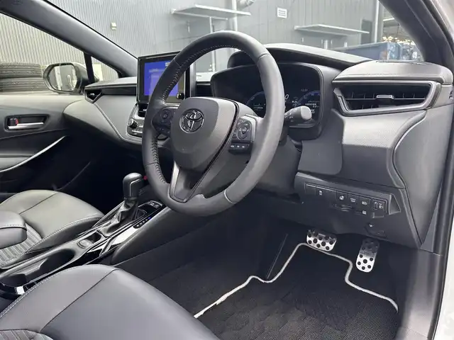 トヨタ カローラ ハイブリット ダブルバイビー 滋賀県 2024(令6)年 1.3万km プラチナホワイトパールマイカ 禁煙車/純正８インチナビ/（Bluetooth・フルセグTV・USB・Miracast)/バックカメラ/トヨタセーフティセンス/-プリクラッシュセーフティ/-レーダークルーズコントロール/-レーントレーシングアシスト/-レーンディパーチャーアラート/-オートマチックハイビーム/-ロードサインアシスト/コーナーセンサー/ビルトインETC2.0/革巻きステアリング/ステアリングスイッチ/ステアリングヒーター/充電用USB端子/電動パーキングスイッチ/LEDヘッドライト/スマートキー/プッシュスタート