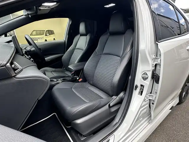 トヨタ カローラ ハイブリット ダブルバイビー 滋賀県 2024(令6)年 1.3万km プラチナホワイトパールマイカ 禁煙車/純正８インチナビ/（Bluetooth・フルセグTV・USB・Miracast)/バックカメラ/トヨタセーフティセンス/-プリクラッシュセーフティ/-レーダークルーズコントロール/-レーントレーシングアシスト/-レーンディパーチャーアラート/-オートマチックハイビーム/-ロードサインアシスト/コーナーセンサー/ビルトインETC2.0/革巻きステアリング/ステアリングスイッチ/ステアリングヒーター/充電用USB端子/電動パーキングスイッチ/LEDヘッドライト/スマートキー/プッシュスタート