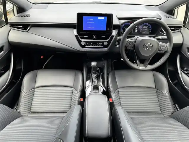 トヨタ カローラ ハイブリット ダブルバイビー 滋賀県 2024(令6)年 1.3万km プラチナホワイトパールマイカ 禁煙車/純正８インチナビ/（Bluetooth・フルセグTV・USB・Miracast)/バックカメラ/トヨタセーフティセンス/-プリクラッシュセーフティ/-レーダークルーズコントロール/-レーントレーシングアシスト/-レーンディパーチャーアラート/-オートマチックハイビーム/-ロードサインアシスト/コーナーセンサー/ビルトインETC2.0/革巻きステアリング/ステアリングスイッチ/ステアリングヒーター/充電用USB端子/電動パーキングスイッチ/LEDヘッドライト/スマートキー/プッシュスタート