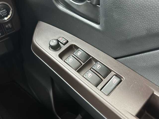 トヨタ タンク X S 石川県 2017(平29)年 4.2万km ブライトシルバーM 純正SDナビゲーション/【CD・DVD・Bluetooth・ワンセグTV】/型番：NSCD-W66/衝突軽減ブレーキ/片側パワースライド/バックカメラ/プッシュスタート/・スマートキー/横滑り防止機能/アイドリングストップ/ステアリングスイッチ/オートライト/夏タイヤ車載　165/65R14/スぺアキー1本/取扱説明書/新車時保証書