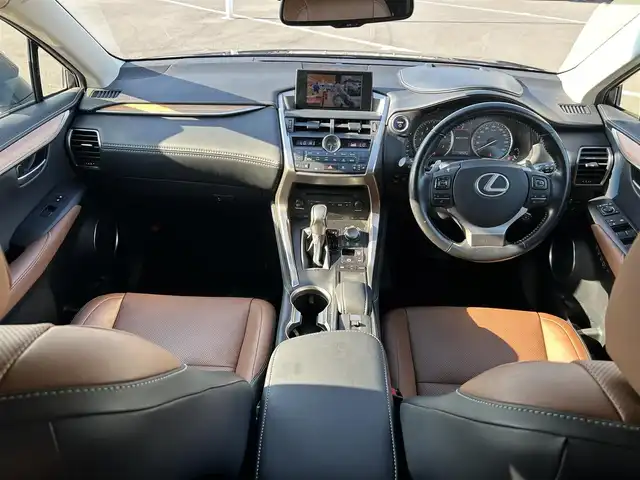 レクサス ＮＸ 300h バージョンL 岡山県 2017(平29)年 7.5万km アンバークリスタルシャイン 登録時走行距離74167km/純正ナビ/フルセグTV(AM.FM.CD.DVD.TV.BT)/全方位カメラ/ETC2.0/ブラインドスポットモニター/ドライブレコーダー/シートヒーター/エアシート/ステアリングヒーター/クリアランスソナー/衝突軽減ブレーキ/横滑り防止装置/レーダークルーズコントロール/レーンキープアシスト/オートライト/オートマチックハイビーム/アイドリングストップ/電動リアゲート/18インチ純正AW/純正フロアマット/レザーシート/全席パワーシート