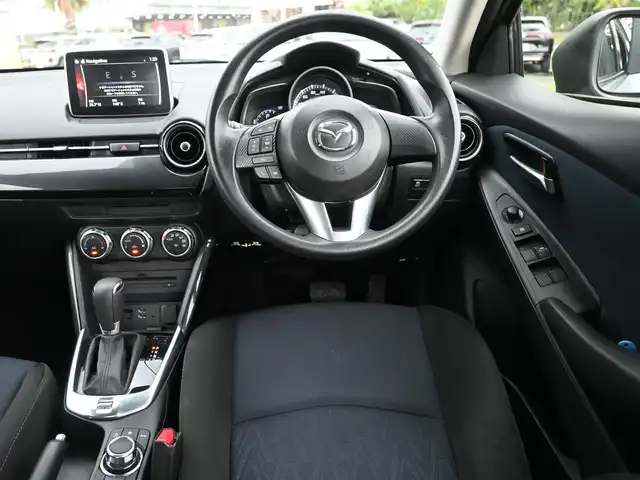 マツダ デミオ 13S 千葉県 2014(平26)年 3.5万km アルミニウムメタリック ワンオーナー/スマートシティブレーキサポート/i-stop/純正SDナビ/地デジTV/【Bluetooth接続】/ステアリングスイッチ/ETC/LEDヘッドライト/フォグライト/ウインカーミラー/サイド/カーテンエアバッグ/アドバンストキーレスエントリー