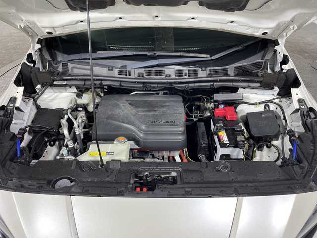 日産 リーフ G 沖縄県 2018(平30)年 5万km ブリリアントホワイトパール/スーパーブラック 2トーン 県外仕入れ　/純正ナビ　/（フルセグＴＶ　ＣＤ　ＤＶＤ　Ｂｌｕｅｔｏｏｔｈ）　/プロパイロット　/アラウンドビューモニター　/デジタルインナーミラー　/純正アルミホイール　/シートヒーター　/ＬＥＤヘッドライト/ステアリングスイッチ/エマージェンシーブレーキ/車線逸脱警報機能/ブラインドスポットモニター/カーテンエアバック