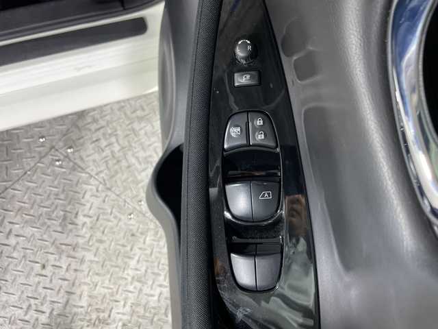 日産 リーフ G 沖縄県 2018(平30)年 5万km ブリリアントホワイトパール/スーパーブラック 2トーン 県外仕入れ　/純正ナビ　/（フルセグＴＶ　ＣＤ　ＤＶＤ　Ｂｌｕｅｔｏｏｔｈ）　/プロパイロット　/アラウンドビューモニター　/デジタルインナーミラー　/純正アルミホイール　/シートヒーター　/ＬＥＤヘッドライト/ステアリングスイッチ/エマージェンシーブレーキ/車線逸脱警報機能/ブラインドスポットモニター/カーテンエアバック