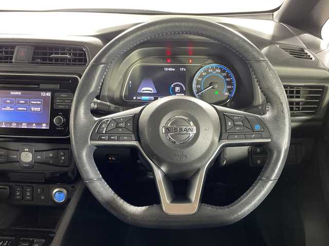 日産 リーフ G 沖縄県 2018(平30)年 5万km ブリリアントホワイトパール/スーパーブラック 2トーン 県外仕入れ　/純正ナビ　/（フルセグＴＶ　ＣＤ　ＤＶＤ　Ｂｌｕｅｔｏｏｔｈ）　/プロパイロット　/アラウンドビューモニター　/デジタルインナーミラー　/純正アルミホイール　/シートヒーター　/ＬＥＤヘッドライト/ステアリングスイッチ/エマージェンシーブレーキ/車線逸脱警報機能/ブラインドスポットモニター/カーテンエアバック