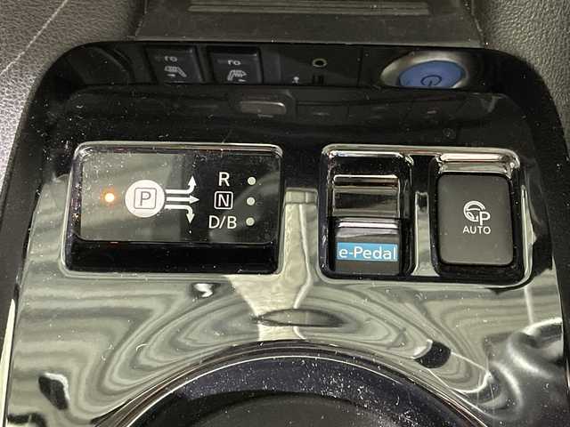 日産 リーフ G 沖縄県 2018(平30)年 5万km ブリリアントホワイトパール/スーパーブラック 2トーン 県外仕入れ　/純正ナビ　/（フルセグＴＶ　ＣＤ　ＤＶＤ　Ｂｌｕｅｔｏｏｔｈ）　/プロパイロット　/アラウンドビューモニター　/デジタルインナーミラー　/純正アルミホイール　/シートヒーター　/ＬＥＤヘッドライト/ステアリングスイッチ/エマージェンシーブレーキ/車線逸脱警報機能/ブラインドスポットモニター/カーテンエアバック