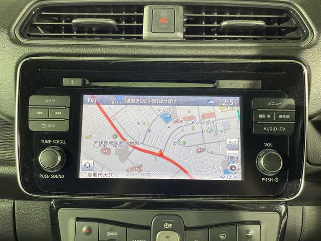 日産 リーフ G 沖縄県 2018(平30)年 5万km ブリリアントホワイトパール/スーパーブラック 2トーン 県外仕入れ　/純正ナビ　/（フルセグＴＶ　ＣＤ　ＤＶＤ　Ｂｌｕｅｔｏｏｔｈ）　/プロパイロット　/アラウンドビューモニター　/デジタルインナーミラー　/純正アルミホイール　/シートヒーター　/ＬＥＤヘッドライト/ステアリングスイッチ/エマージェンシーブレーキ/車線逸脱警報機能/ブラインドスポットモニター/カーテンエアバック