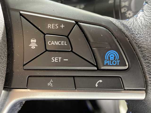 日産 リーフ G 沖縄県 2018(平30)年 5万km ブリリアントホワイトパール/スーパーブラック 2トーン 県外仕入れ　/純正ナビ　/（フルセグＴＶ　ＣＤ　ＤＶＤ　Ｂｌｕｅｔｏｏｔｈ）　/プロパイロット　/アラウンドビューモニター　/デジタルインナーミラー　/純正アルミホイール　/シートヒーター　/ＬＥＤヘッドライト/ステアリングスイッチ/エマージェンシーブレーキ/車線逸脱警報機能/ブラインドスポットモニター/カーテンエアバック