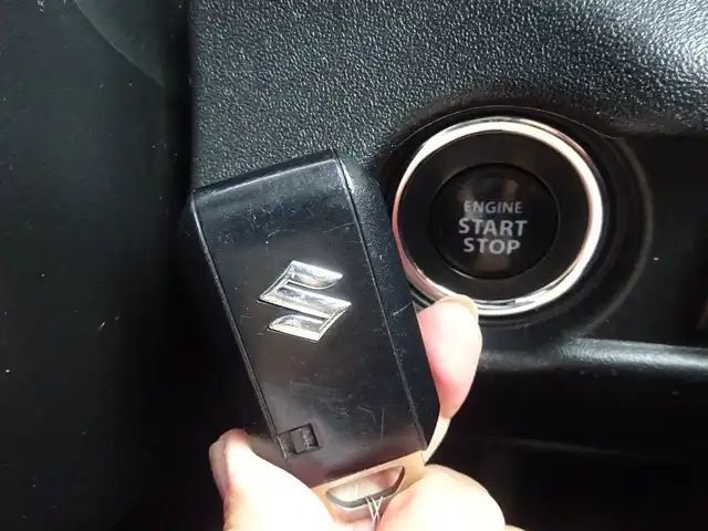 スズキ ジムニー XC 静岡県 2021(令3)年 4.8万km ピュアホワイトP ワンオーナー/禁煙車/クルーズコントロール/純正ラバーマット/ルーフキャリア/前席シートヒーター/KENWOOD CDオーディオ/ステアリングリモコン/セーフティサポート/・デュアルセンサーブレーキサポート/・誤発進抑制機能/・車線逸脱警報機能/・ふらつき警報機能/・先行車発進お知らせ機能/・標識認識機能/・ハイビームアシスト/LEDヘッドライト/オートライト/プッシュスタート・スマートキー/保証書・取扱説明書