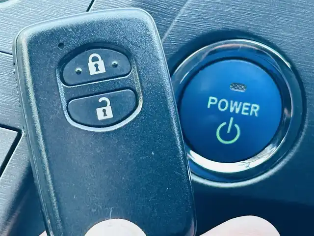 トヨタ プリウス S 岡山県 2012(平24)年 8.8万km ホワイトパールクリスタルシャイン (株)IDOMが運営する【じしゃロン岡山店】の自社ローン対象車両になります。こちらは現金ご利用時の価格です。自社ローンご希望の方は別途その旨お申付け下さい。/＊バックカメラ/＊スマートキー/＊アイドリングストップ/＊プッシュスタート/＊ETC/＊コーナーセンサー/＊社外ナビ