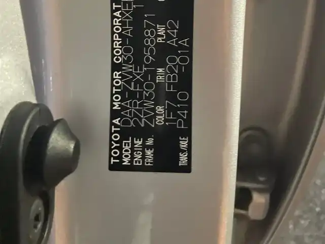 トヨタ プリウス S 群馬県 2015(平27)年 11.7万km シルバーM ワンオーナー/純正SDナビ　NSZT-W64/　(CD DVD Bluetooth SD DS AM FM）/バックカメラ/ビルトインETC/AC100V/HIDヘッドライト/オートライト/アイドリングストップ/電動格納ウィンカーミラー/ステアリングスイッチ/純正フロアマット/純正ドアバイザー/取扱説明書/保証書/スペアキー