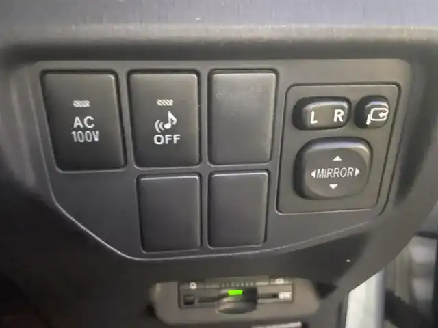 トヨタ プリウス S 群馬県 2015(平27)年 11.7万km シルバーM ワンオーナー/純正SDナビ　NSZT-W64/　(CD DVD Bluetooth SD DS AM FM）/バックカメラ/ビルトインETC/AC100V/HIDヘッドライト/オートライト/アイドリングストップ/電動格納ウィンカーミラー/ステアリングスイッチ/純正フロアマット/純正ドアバイザー/取扱説明書/保証書/スペアキー