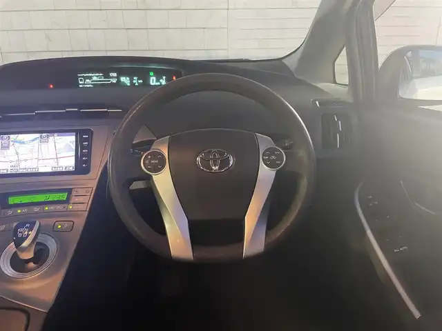 トヨタ プリウス S 群馬県 2015(平27)年 11.7万km シルバーM ワンオーナー/純正SDナビ　NSZT-W64/　(CD DVD Bluetooth SD DS AM FM）/バックカメラ/ビルトインETC/AC100V/HIDヘッドライト/オートライト/アイドリングストップ/電動格納ウィンカーミラー/ステアリングスイッチ/純正フロアマット/純正ドアバイザー/取扱説明書/保証書/スペアキー