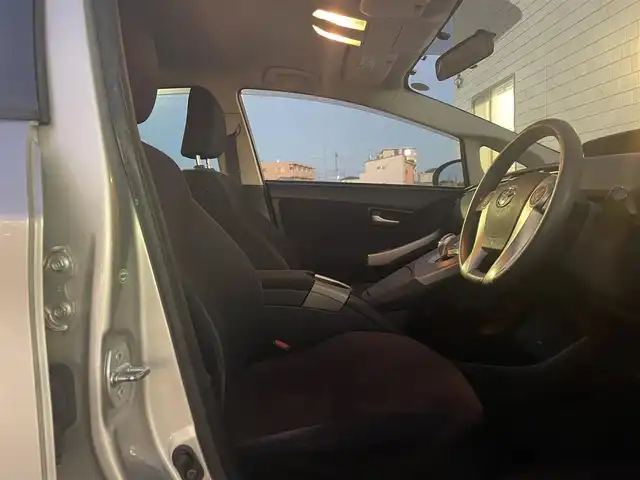 トヨタ プリウス S 群馬県 2015(平27)年 11.7万km シルバーM ワンオーナー/純正SDナビ　NSZT-W64/　(CD DVD Bluetooth SD DS AM FM）/バックカメラ/ビルトインETC/AC100V/HIDヘッドライト/オートライト/アイドリングストップ/電動格納ウィンカーミラー/ステアリングスイッチ/純正フロアマット/純正ドアバイザー/取扱説明書/保証書/スペアキー