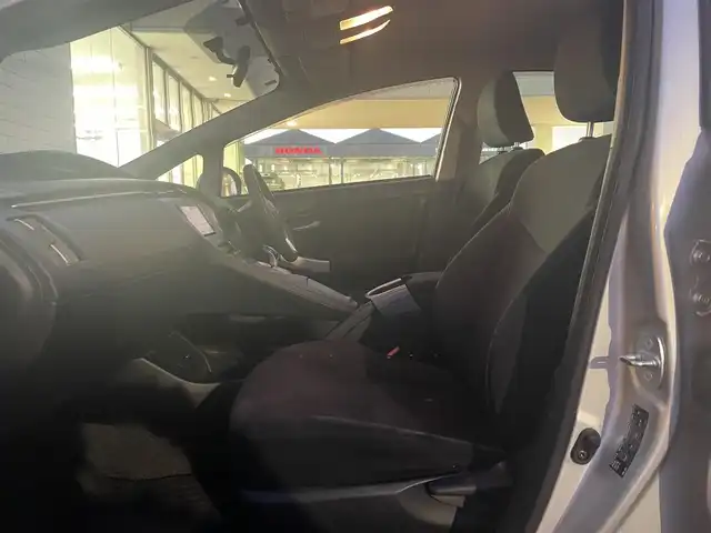 トヨタ プリウス S 群馬県 2015(平27)年 11.7万km シルバーM ワンオーナー/純正SDナビ　NSZT-W64/　(CD DVD Bluetooth SD DS AM FM）/バックカメラ/ビルトインETC/AC100V/HIDヘッドライト/オートライト/アイドリングストップ/電動格納ウィンカーミラー/ステアリングスイッチ/純正フロアマット/純正ドアバイザー/取扱説明書/保証書/スペアキー