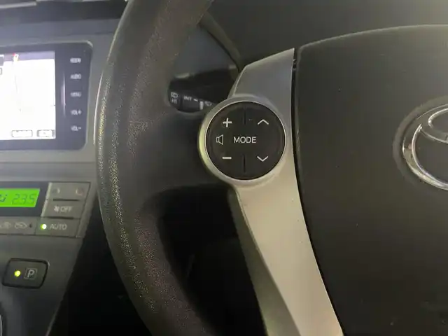 トヨタ プリウス S 群馬県 2015(平27)年 11.7万km シルバーM ワンオーナー/純正SDナビ　NSZT-W64/　(CD DVD Bluetooth SD DS AM FM）/バックカメラ/ビルトインETC/AC100V/HIDヘッドライト/オートライト/アイドリングストップ/電動格納ウィンカーミラー/ステアリングスイッチ/純正フロアマット/純正ドアバイザー/取扱説明書/保証書/スペアキー