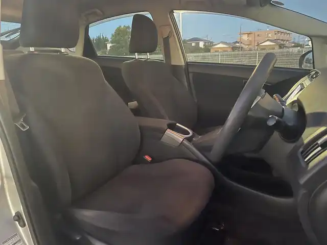 トヨタ プリウス S 群馬県 2015(平27)年 11.7万km シルバーM ワンオーナー/純正SDナビ　NSZT-W64/　(CD DVD Bluetooth SD DS AM FM）/バックカメラ/ビルトインETC/AC100V/HIDヘッドライト/オートライト/アイドリングストップ/電動格納ウィンカーミラー/ステアリングスイッチ/純正フロアマット/純正ドアバイザー/取扱説明書/保証書/スペアキー