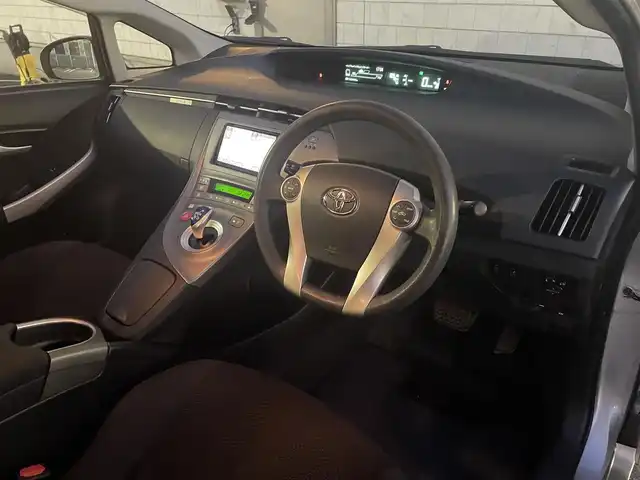 トヨタ プリウス S 群馬県 2015(平27)年 11.7万km シルバーM ワンオーナー/純正SDナビ　NSZT-W64/　(CD DVD Bluetooth SD DS AM FM）/バックカメラ/ビルトインETC/AC100V/HIDヘッドライト/オートライト/アイドリングストップ/電動格納ウィンカーミラー/ステアリングスイッチ/純正フロアマット/純正ドアバイザー/取扱説明書/保証書/スペアキー