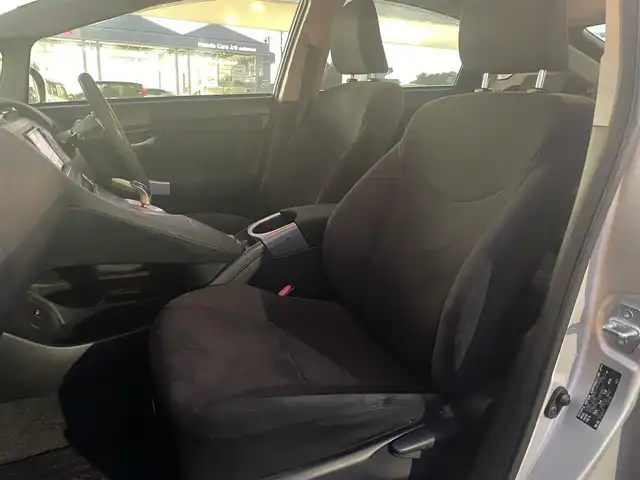 トヨタ プリウス S 群馬県 2015(平27)年 11.7万km シルバーM ワンオーナー/純正SDナビ　NSZT-W64/　(CD DVD Bluetooth SD DS AM FM）/バックカメラ/ビルトインETC/AC100V/HIDヘッドライト/オートライト/アイドリングストップ/電動格納ウィンカーミラー/ステアリングスイッチ/純正フロアマット/純正ドアバイザー/取扱説明書/保証書/スペアキー