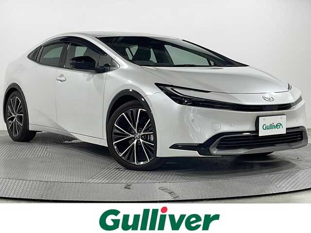 トヨタ プリウス Z 広島県 2023(令5)年 2.1万km プラチナホワイトパールマイカ 純正12.3型ディスプレイオーディオ /トヨタチームメイト（アドバンストパーク）/パノラミックビューモニター/黒革シート/パワーシート /シートヒーター/ベンチレーション/ステアリングヒーター /パワーバックドア /セーフティセンス/・プリクラッシュセーフティ/・レーントレーシングアシスト/・レーダークルーズコントロール/・アダプティブハイビーム/・プロアクティブドライビングアシスト/ブラインドスポットモニター/パーキングサポートブレーキ/AC100V/1500W電源　/ETC2.0/USB入力端子/純正19インチアルミホイール（195/50/R19)/エアバック（運転席/助手席/サイド）