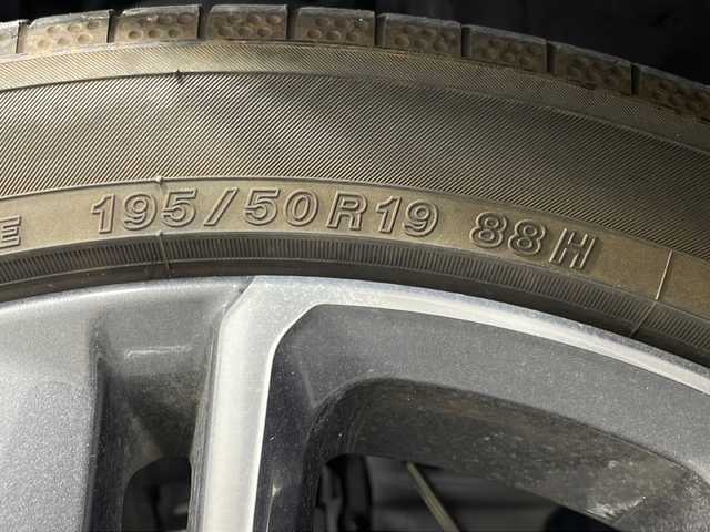 トヨタ プリウス Z 広島県 2023(令5)年 2.1万km プラチナホワイトパールマイカ 純正12.3型ディスプレイオーディオ /トヨタチームメイト（アドバンストパーク）/パノラミックビューモニター/黒革シート/パワーシート /シートヒーター/ベンチレーション/ステアリングヒーター /パワーバックドア /セーフティセンス/・プリクラッシュセーフティ/・レーントレーシングアシスト/・レーダークルーズコントロール/・アダプティブハイビーム/・プロアクティブドライビングアシスト/ブラインドスポットモニター/パーキングサポートブレーキ/AC100V/1500W電源　/ETC2.0/USB入力端子/純正19インチアルミホイール（195/50/R19)/エアバック（運転席/助手席/サイド）