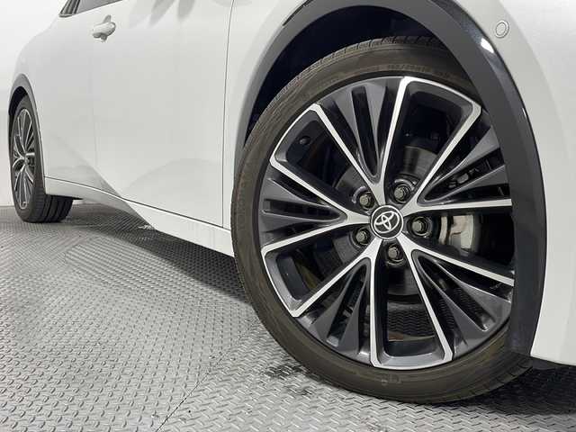 トヨタ プリウス Z 広島県 2023(令5)年 2.1万km プラチナホワイトパールマイカ 純正12.3型ディスプレイオーディオ /トヨタチームメイト（アドバンストパーク）/パノラミックビューモニター/黒革シート/パワーシート /シートヒーター/ベンチレーション/ステアリングヒーター /パワーバックドア /セーフティセンス/・プリクラッシュセーフティ/・レーントレーシングアシスト/・レーダークルーズコントロール/・アダプティブハイビーム/・プロアクティブドライビングアシスト/ブラインドスポットモニター/パーキングサポートブレーキ/AC100V/1500W電源　/ETC2.0/USB入力端子/純正19インチアルミホイール（195/50/R19)/エアバック（運転席/助手席/サイド）