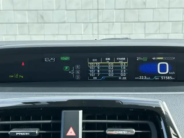 トヨタ プリウス A プレミアム 新潟県 2017(平29)年 5.2万km ホワイトパールクリスタルシャイン 衝突軽減/純正9型ナビ/(AM/FM/CD/BT/フルセグ)/バックカメラ/フロントカメラ/ETC2.0/レーダークルーズコントロール/BSM/ヘッドアップディスプレイ/コーナーセンサー/レザーシート/シートヒーター/パワーシート/革巻きステアリング/ステアリングスイッチ/AUTOハイビーム/AUTOライト/LEDヘッドライト/フォグランプ/トノカバー/横滑り防止/プッシュスタート/スマートキー