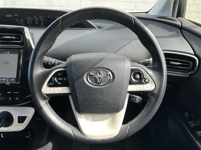 トヨタ プリウス A プレミアム 新潟県 2017(平29)年 5.2万km ホワイトパールクリスタルシャイン 衝突軽減/純正9型ナビ/(AM/FM/CD/BT/フルセグ)/バックカメラ/フロントカメラ/ETC2.0/レーダークルーズコントロール/BSM/ヘッドアップディスプレイ/コーナーセンサー/レザーシート/シートヒーター/パワーシート/革巻きステアリング/ステアリングスイッチ/AUTOハイビーム/AUTOライト/LEDヘッドライト/フォグランプ/トノカバー/横滑り防止/プッシュスタート/スマートキー