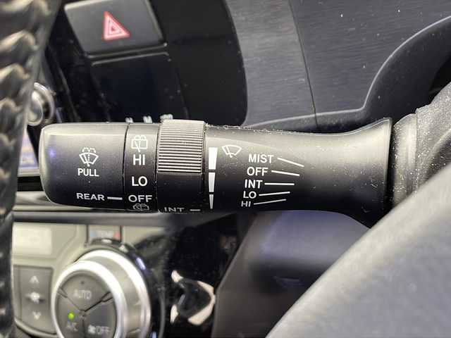 トヨタ アクア G ブラックソフトレザーセレ 千葉県 2017(平29)年 8.6万km ライムホワイトパールクリスタルシャイン 衝突軽減ブレーキ/レーンキープアシスト/純正SDナビ/社外フリップダウンモニター（ALPINE）/バックカメラ/CD/AM・FM/フルセグテレビ/Bluetooth/ドライブレコーダー（前後）/ビルトインETC/シートヒーター（前席）/フォグランプ/革巻きステアリング/ステアリングスイッチ/社外フロアマット/ドアバイザー/nanoe/純正15インチアルミホイール