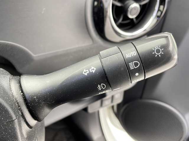 トヨタ アクア G ブラックソフトレザーセレ 千葉県 2017(平29)年 8.6万km ライムホワイトパールクリスタルシャイン 衝突軽減ブレーキ/レーンキープアシスト/純正SDナビ/社外フリップダウンモニター（ALPINE）/バックカメラ/CD/AM・FM/フルセグテレビ/Bluetooth/ドライブレコーダー（前後）/ビルトインETC/シートヒーター（前席）/フォグランプ/革巻きステアリング/ステアリングスイッチ/社外フロアマット/ドアバイザー/nanoe/純正15インチアルミホイール